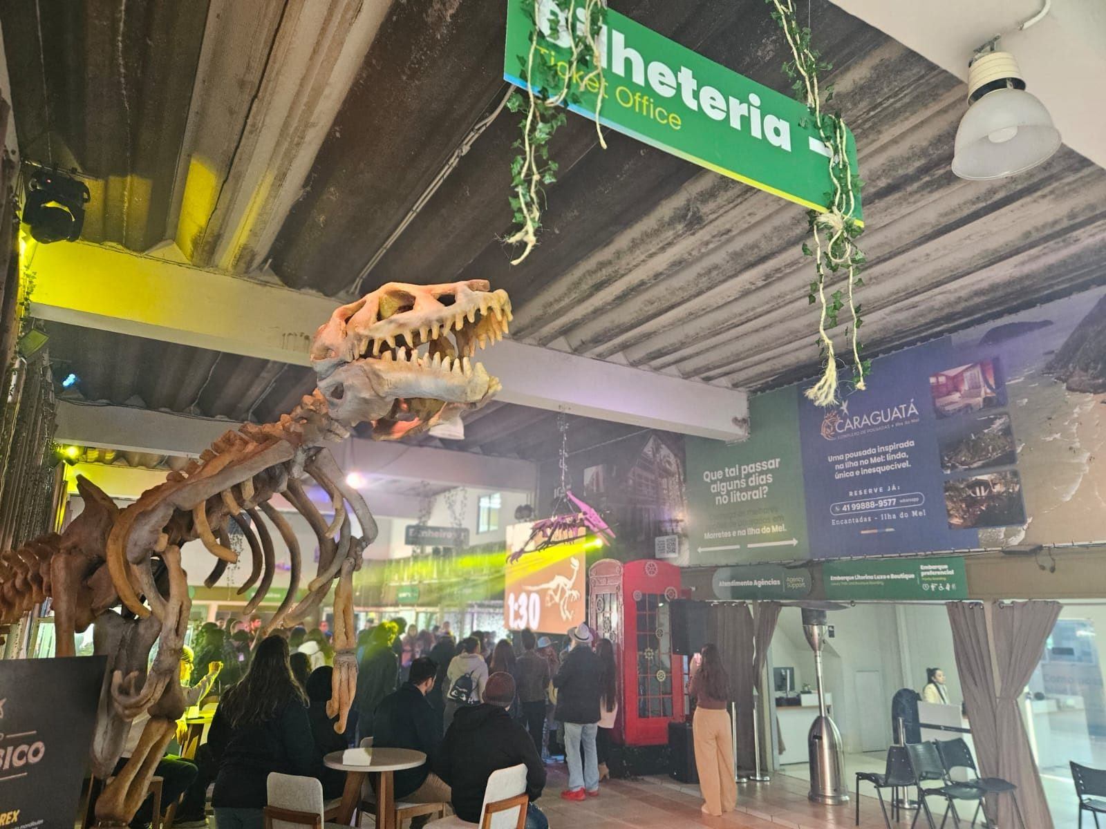 Paraná é pioneiro na realização de show temático de dinossauros em plataforma de trem.
