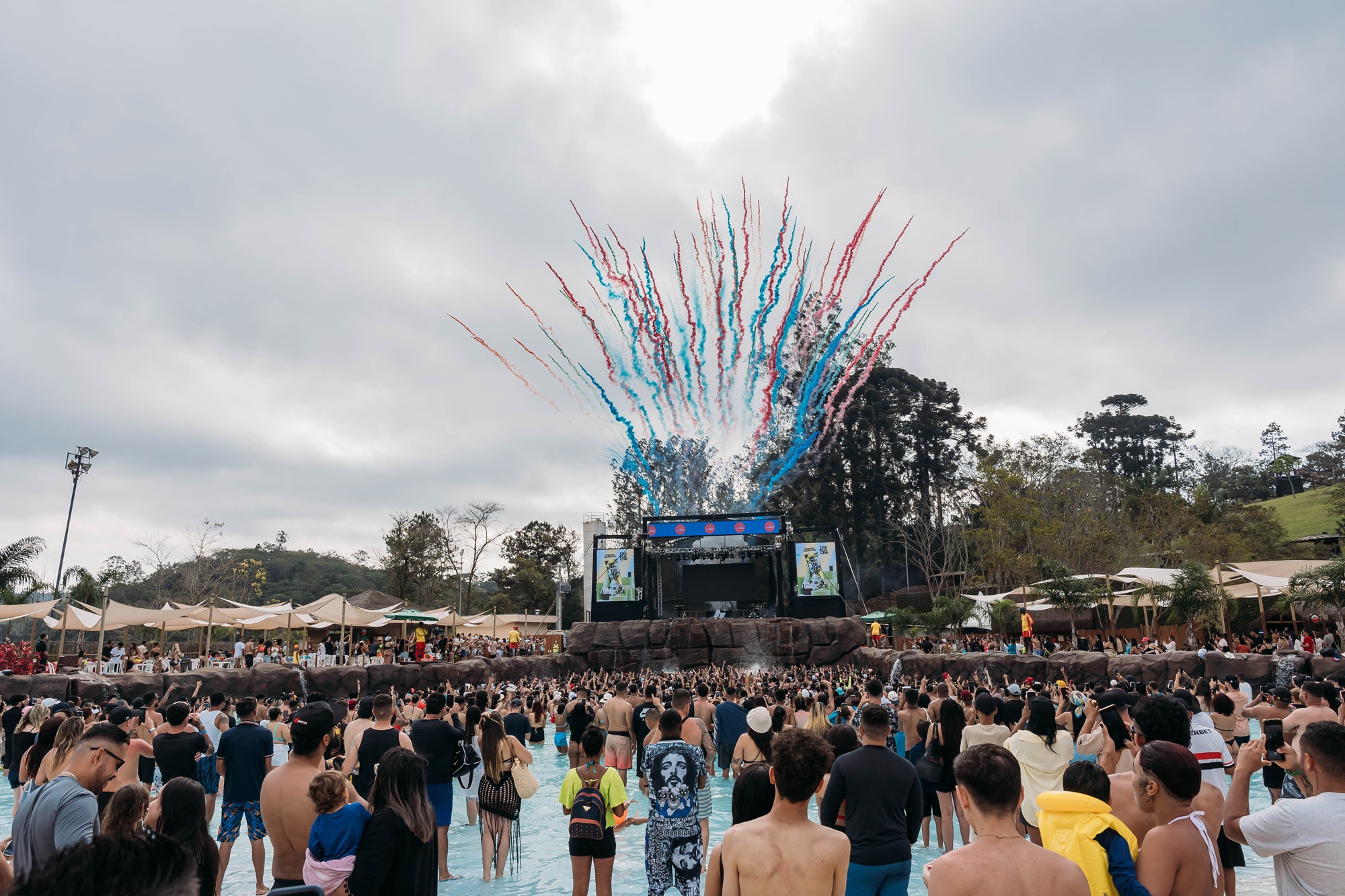 Hungria agita mais de 4 mil fãs no Esquenta Thermas em Cotia com shows e diversão aquática